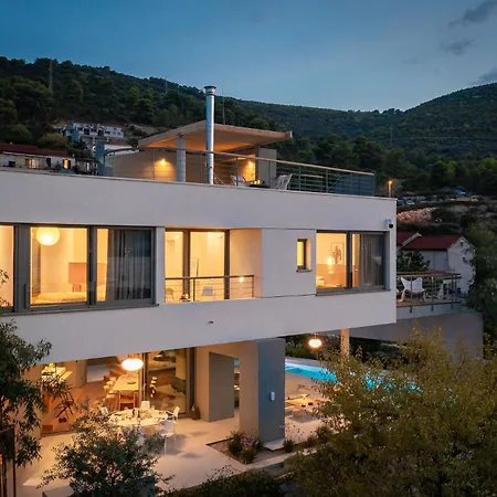 Seaview And Pool House Manu